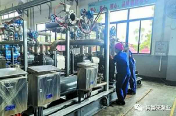 必威·BETWAY(中国区)官方网站生产线员工正在组装化工成套机组